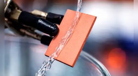 Científicos de EE.UU. crean un material 'imposible' de mojar y capaz de soportar agua caliente de 90 °C sin perder calidad