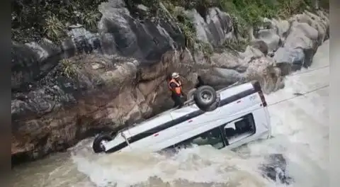 Trágico accidente en Huarochirí deja 14 muertos: miniván con más de 20 pasajeros cae al Río Rímac tras chocar con camioneta