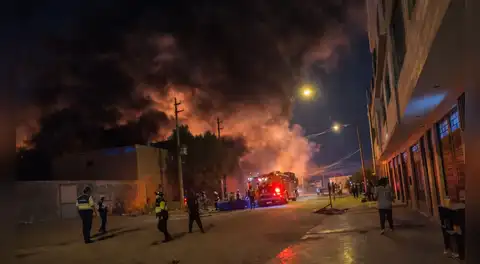 Comas: voraz incendio en fábrica de colchones moviliza decenas de unidades de bomberos