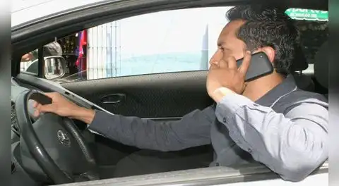 Uno de cada cinco peruanos entre 18 a 25 años usa el celular al conducir en Lima: estudio revela serios riesgos en el tráfico