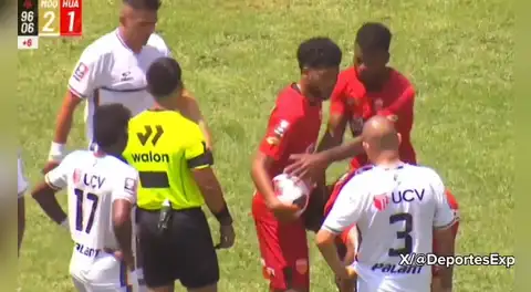 Jugadores de Sport Huancayo se pelearon por penal de último minuto: pateador falló y perdieron