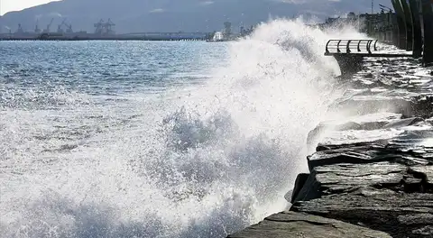 Fuerte oleaje obliga al cierre de 90 puertos en la costa peruana: ¿qué zonas están afectadas?