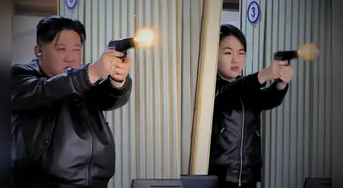 Kim Jong-un realiza ejercicio de tiro con pistolas tras inspección en fábrica de municiones en Corea del Norte