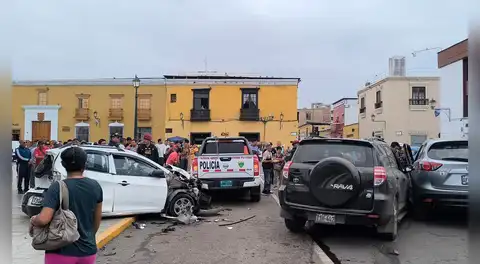 Cuádruple choque en plena plaza de Armas de Trujillo causa alarma y deja dos heridos