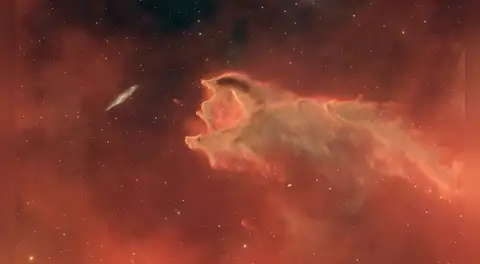 A 1.300 años luz de distancia: la impresionante imagen de un ‘monstruo cósmico devorando' una galaxia