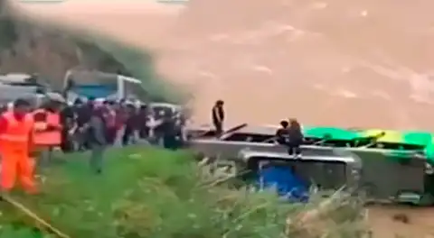 Un muerto y más de 30 heridos dejó despiste de bus interprovincial que cayó al río Mantaro en Junín