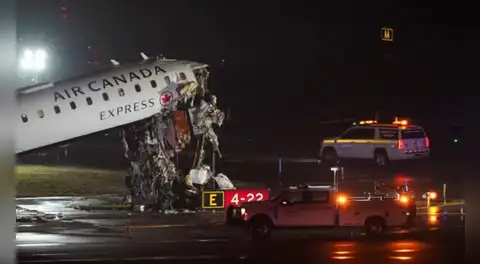Mueren el piloto y copiloto del avión que chocó contra un vehículo de bomberos en aeropuerto de Nueva York: reportan más de 40 heridos