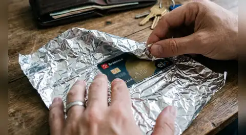Cubren tarjetas bancarias con papel de aluminio: ¿para qué sirve y qué tan efectivo es contra fraudes?