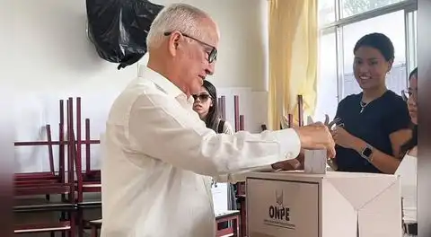 Elecciones 2026: Alfonso López Chau emitió su voto en el distrito de Miraflores
