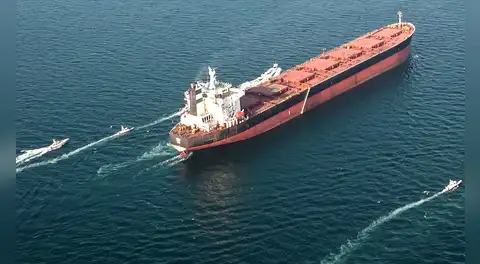 Irán vuelve a cerrar Ormuz ante bloqueo de EE.UU. y atacan un petrolero cerca del estrecho: "Lista para que prueben nuevas derrotas"