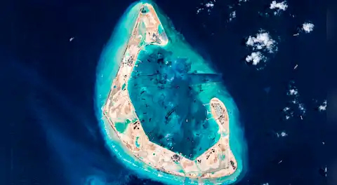La isla artificial de China en aguas en disputa que fortalecería su presencia en una de las vías marítimas más importantes del mundo