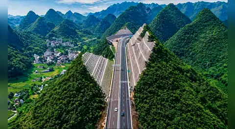 China cruza los límites y parte una montaña a la mitad para construir una autopista de 4 carriles que conecte a zonas aisladas