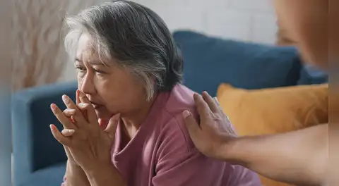 Las primeras señales de la enfermedad de Alzheimer estarían ocultas en la velocidad de hablar de una persona, según estudio