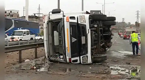 SJM: camión frigorífico con productos marinos se vuelca en la Panamericana Sur y genera fuerte congestión vehicular