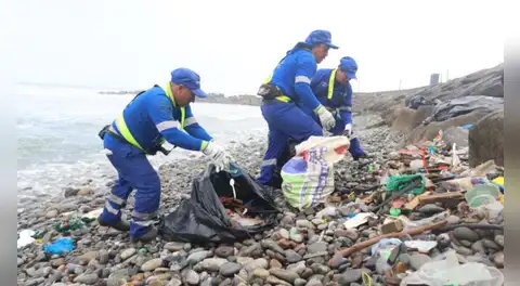 Más de 5 toneladas de basura aparecen en las orillas de playas de Miraflores tras fuerte oleaje