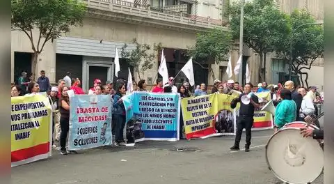Denuncian desmantelamiento del INABIF: protestan ante el MIMP por riesgo de cierre de centros de acogida de menores