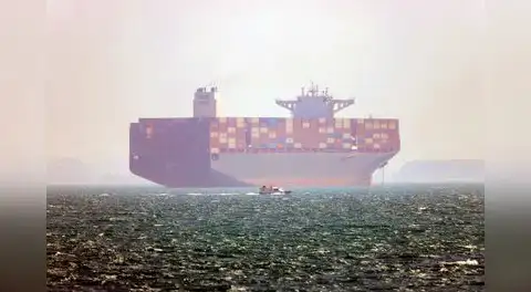 Emiratos Árabes Unidos enfrenta ataques con misiles de Irán mientras arde un barco surcoreano en Ormuz