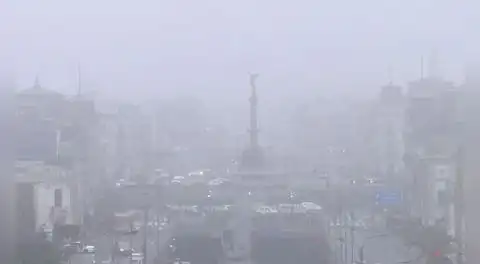 Se acabó el cielo despejado: Senamhi advierte lloviznas, neblina y ráfagas de viento en toda la costa peruana