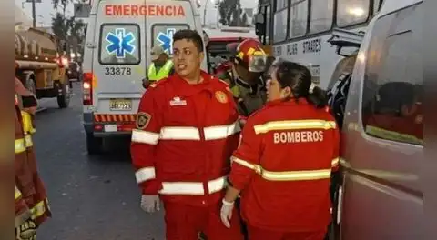 Aparatoso choque entre combi y bus en la Panamericana Sur deja dos muertos y varios heridos en Villa El Salvador