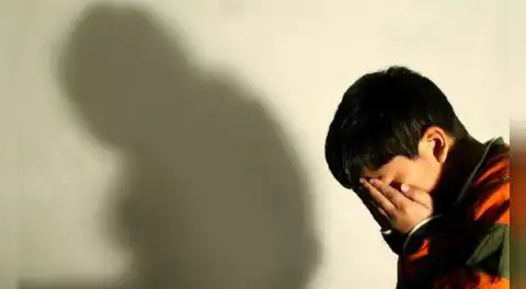 La psicología desmonta el mito de la crianza en los años 60 y 70: los niños no se volvieron más fuertes por sus padres, sino porque aprendieron a sobrevivir sin ellos
