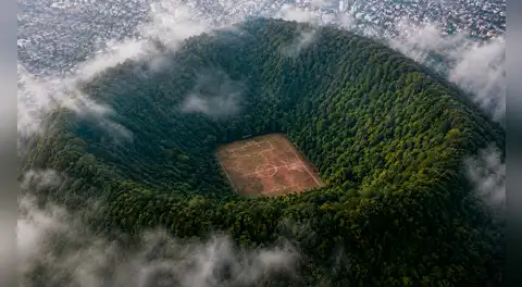 Así se juega al fútbol en el cráter de un volcán de México a más de 2.600 metros: es conocido como la “cancha de los dioses”