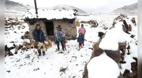 Hasta 5 centímetros de nieve: bajas temperatura dejan muertos, bloquean vías y afectan ganado en estas regiones