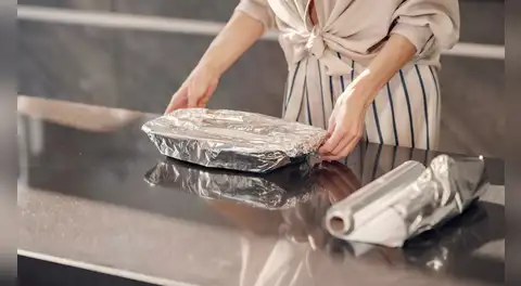 Lo que casi nadie sabe: por qué el papel de aluminio brilla de un lado y cómo usar correctamente cada cara