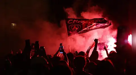 Más de 700 detenidos y un muerto dejaron los disturbios en Francia por la victoria del PSG en la Champions League