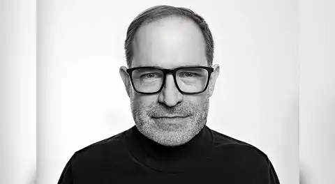 Juan Carlos Fisher: “La política ha sobrepasado a la ficción y ahora la ficción se siente aburrida”