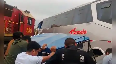 Choque entre tren y bus genera fuerte tráfico en la Carretera Central: siniestro moviliza 4 unidades de bomberos