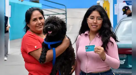 ¡Una compañía especial! Ciudadanos acudieron a votar junto a sus perritos en la segunda vuelta electoral 2026