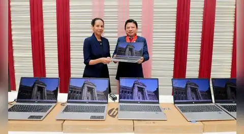 Presidente de la Corte de Sullana entrega laptops a áreas administrativas