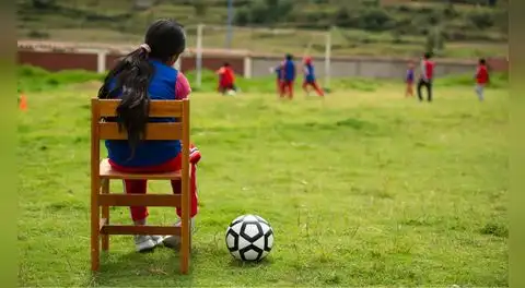 En lo que dura un partido de fútbol, 8 niñas sufren violencia en Perú: iniciativa busca prevenirla desde el deporte