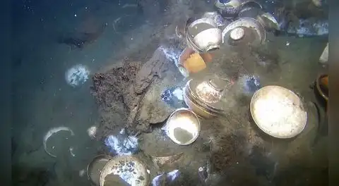 Un robot submarino descubre un naufragio casi intacto en las costas de Noruega cargado con pilas de porcelana china