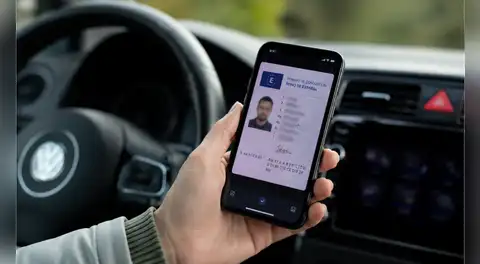 España y la UE dan un salto digital: a partir de 2027 podrás llevar tu carnet de conducir y DNI en el móvil con total validez legal