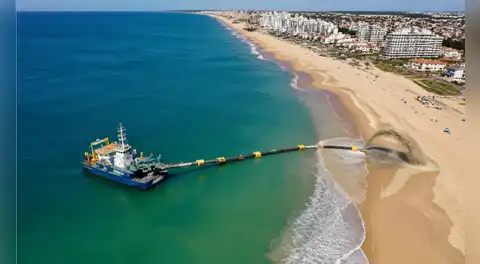 Portugal invierte casi 15 millones de euros para trasladar millones de toneladas de arena y salvar sus playas más emblemáticas