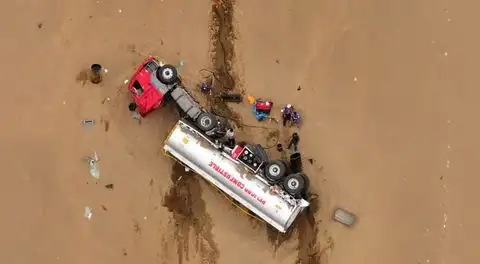 Pasamayo: camión cisterna con combustible cae a abismo de 100 metros tras choque con tráiler