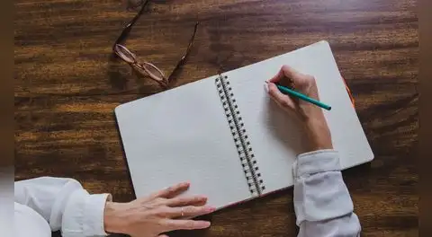 La psicología explica cuáles son los beneficios de las personas que escriben a mano y por qué mejoran su capacidad de análisis y memoria