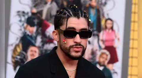 Bad Bunny gana mil millones de dólares con sus giras y hace historia como el primer artista latino en lograrlo