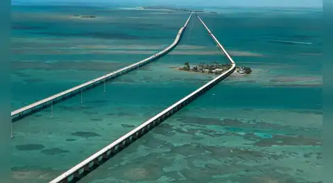 La carretera de 182 km que cruza el océano está considerada una de las más bellas del planeta