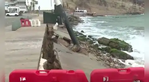 Cierran la playa La Herradura en Chorrillos tras colapso de parte del malecón por fuerte oleaje