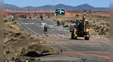 Gobierno de Bolivia desbloquea las carreteras después de más de 50 días de protestas, pero el estado de excepción continúa