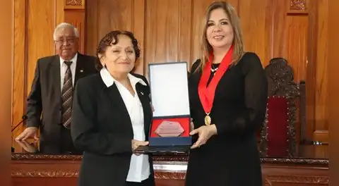 Corte de La Libertad rinde homenaje a servidora por su destacada trayectoria institucional