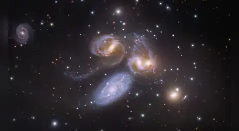 Astrónomos captan la fusión de 6 galaxias para formar una de las megaestructuras más grandes del universo