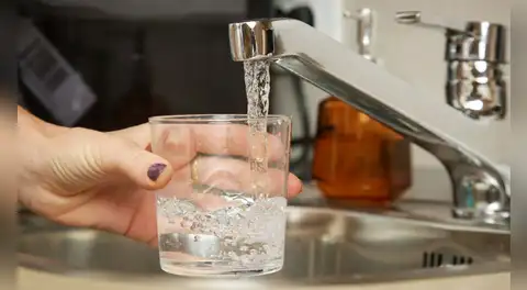 Científicos confirman el método casero y eficaz para eliminar los microplásticos del agua potable
