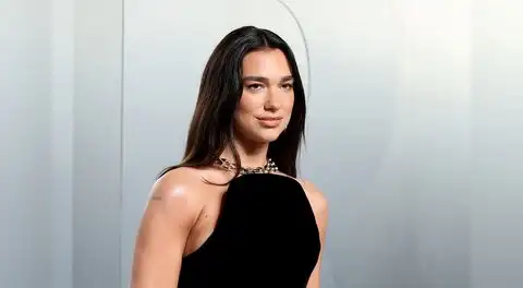 Dua Lipa abre biblioteca con historias “que desafían al poder”