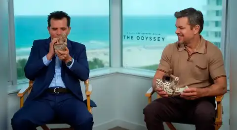 ¡Regalos del Perú! Matt Damon y John Leguizamo, protagonistas de ‘La Odisea’, fueron sorprendidos con caballos de totora