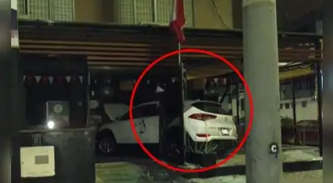 Triple choque en San Borja: camioneta pierde el control y se empotra en restaurante que quedó destruido