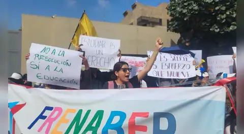 Becarios protestan frente al Minedu contra proyecto que cambia las reglas del Pronabec: “Hasta que se deje sin efecto”