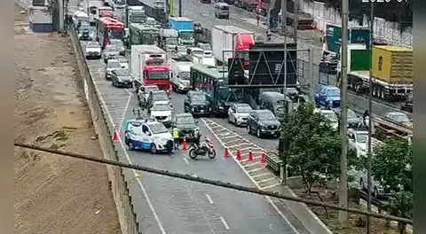Accidente múltiple en la línea Amarilla: varios vehículos chocaron a la altura del puente Huascar